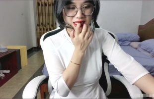 Bé áo dài dễ thương trên ghế livestream – Phần 2